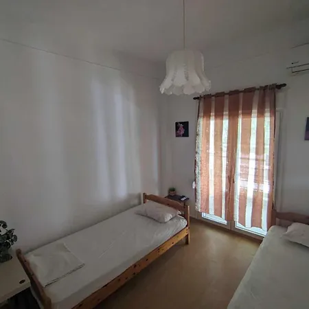 2 Bedroom Traditional 40m From The Sea Appartement