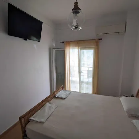 2 Bedroom Traditional 40m From The Sea *