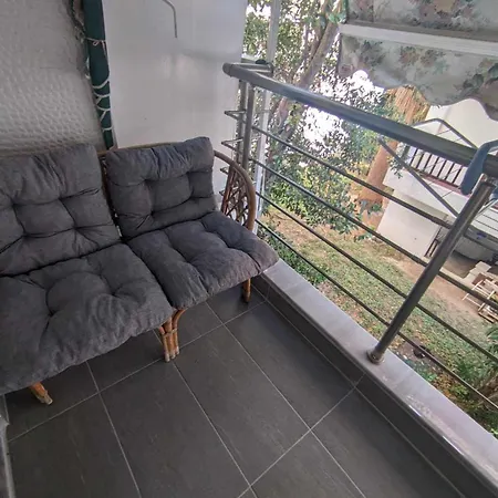 2 Bedroom Traditional 40m From The Sea Appartement